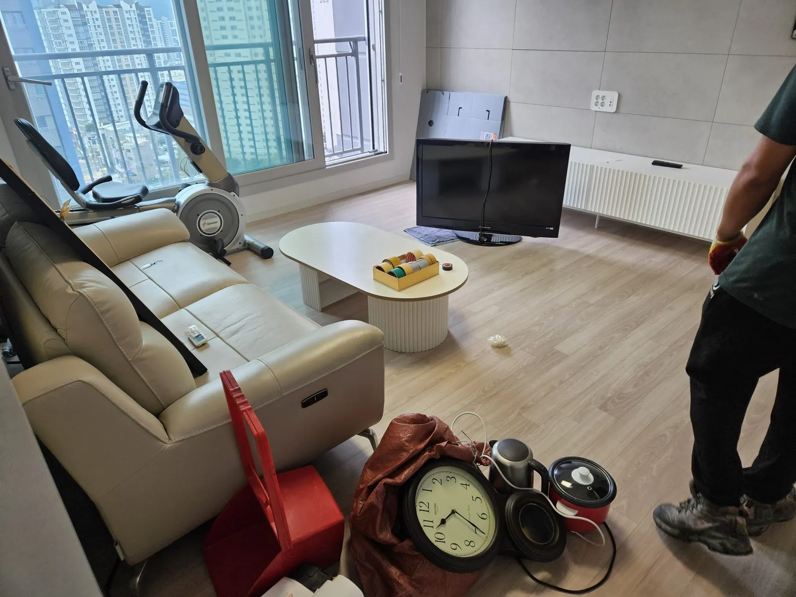 정리 전 거실. 소파와 운동기구, 텔레비전이 그대로 남아 있다